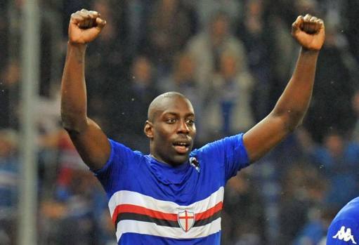 Okaka si gode il boato di Marassi dopo il gol del pari. Ansa